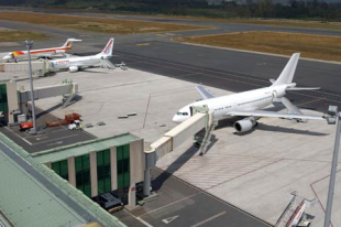 O informe non sinala que aeroporto deber&iacute;a concentrar os esforzos. Na imaxe, o de Lavacolla
