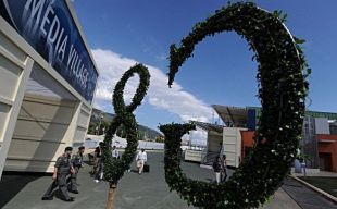 Gardas de seguridade vix&iacute;an as inmediaci&oacute;ns do lugar de reuni&oacute;n, esta cuarta feira en L'Aquila