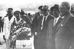 O ditador Francisco Franco, a s&uacute;a muller Carmen Polo e (&aacute; dereita desta) o gobernador de Ourense, Jos&eacute; Mar&iacute;a Quiroga inaugurando o encoro / Foto: 'O Sil'