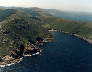 A praia da Arnela at&oacute;pase nun lugar de moi dif&iacute;cil acceso