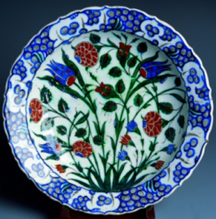 Prato con tulip&aacute;ns e caraveis. Turqu&iacute;a, s. XVI, louza pintada.