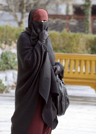 Unha muller co 'niqab', polas r&uacute;as de Lyon (Francia)