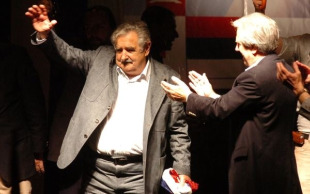 M&uacute;jica recibe a felicitaci&oacute;n do seu antecesor, Tabar&eacute; V&aacute;zquez