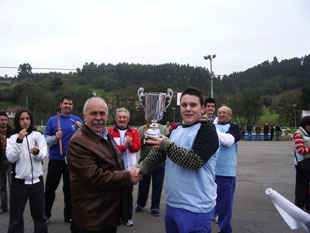 Fram Folgueira , o gran protagonista do internacional, recolle de mans de Bernab&eacute; Pe&ntilde;a, a Copa Cant&aacute;brica de Billarda