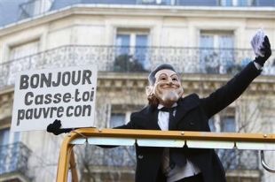 Caricatura de Sarkozy, en Par&iacute;s, co insulto que lle proferiu hai uns meses a un home que non lle quixo dar a man