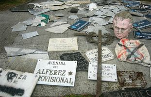 N&oacute;s-UP deitou o pasado mes de xu&ntilde;o diante da Xunta ducias de s&iacute;mbolos da ditadura que retiraron das r&uacute;as galegas