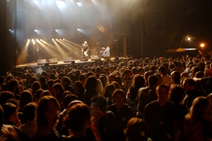 Un dos concertos do Festigal 2007, moito p&uacute;blico e unha bandeira estrelada