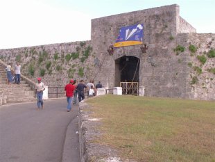 Entrada ao fort&iacute;n de La Caba&ntilde;a, sede da Feira do Libro