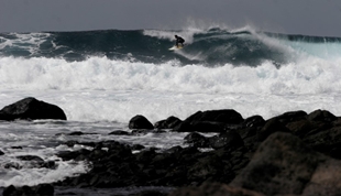 O vigu&eacute;s Kiko Campos facendo surf en La Santa (Lanzarote) / Foto: SurfGZ.com