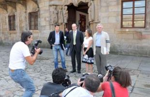 Barro e os vicerreitores Miguel V&aacute;zquez Ta&iacute;n, M&ordf; Xos&eacute; Alonso e Xo&aacute;n Via&ntilde;o, antes da conferencia de prensa