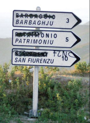 Sinais de tr&aacute;fico, cos top&oacute;nimos en franc&eacute;s riscados / Wikipedia