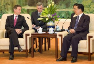 O secretario do Tesouro dos EUA, Tim Geithner, nunha xuntanza recente co presidente chin&eacute;s, Hu Jintao