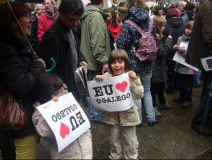 Detalle da manifestaci&oacute;n a prol da normalizaci&oacute;n da lingua no ensino celebrada o  D&iacute;a das Letras