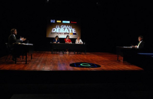 Mockus &aacute; esquerda, Santos &aacute; dereita, nun dos debates televisados
