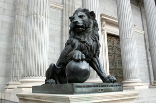 Unha das estatuas con forma de le&oacute;n situadas &aacute; entrada do Congreso dos Deputados, en Madrid