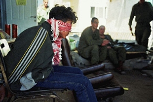 Un cativo palestino con soldados israel&iacute;s ao fondo / Breaking the Silence
