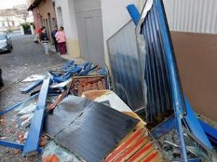 Pranchas met&aacute;licas dun tellado en Noia