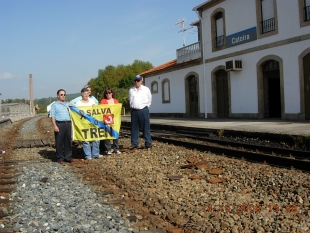 Membros da plataforma Salvar o Tren a p&eacute; da estaci&oacute;n de Catoira