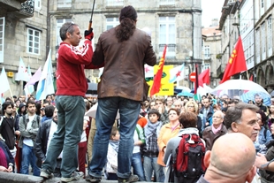 Concentraci&oacute;n na Praza do Toural, en Compostela. O clown Iv&aacute;n Prado leu o manifesto