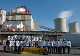 En Galiza, as emisi&oacute;ns de gases invernadoiro por habitante son de 12,4 toneladas, fronte &aacute;s 9,9 do Estado