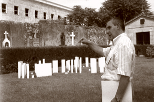 Jos&eacute; Cabanas, no cemiterio de Ourense, lugar de fusilamentos en 1936
