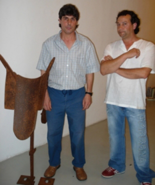 "Vaca", obra de Rey (&aacute; dereita, Barreiro)
