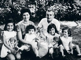 Elsa, xunto ao seu marido H&eacute;ctor Oesterheld, morto, e as s&uacute;as catro fillas, tam&eacute;n desaparecidas