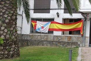 Foto tirada na tarde do pasado domingo, poucas horas antes da final do mundial de f&uacute;tbol de Sur&aacute;frica, no barrio de Vite (Compostela) / Viriato Calvo