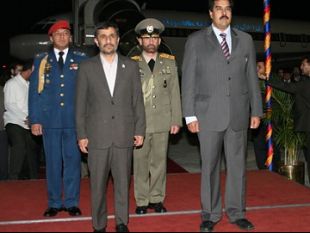 O presidente iraniano Mahmud Ahmadineyad e o ministro de RR.EE. venezuelano Nicol&aacute;s Maduro