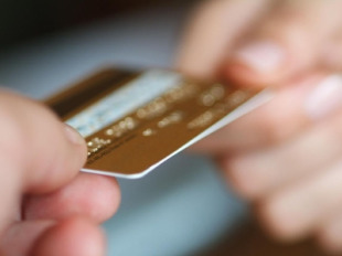 Os usuarios pagamos 16,6 euros anuais polas tarxetas de d&eacute;bito; 33,3 euros polas de cr&eacute;dito