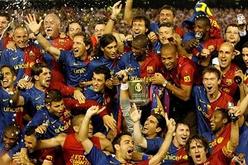Os xogadores do Bar&ccedil;a celebrando a vitoria na Copa