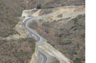 Val tapado e destru&iacute;do por multitude de entulleiras e taludes demasiado altos