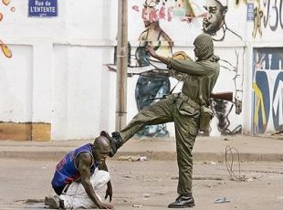 Ao d&iacute;a seguinte da morte de Gnassingb&eacute;, o seu fillo accedeu ao poder coa axuda do Ex&eacute;rcito e malia as revoltas