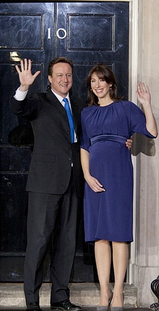 Cameron e a s&uacute;a dona, Samantha, &aacute; s&uacute;a chegada a Downing Street este martes &aacute; noite