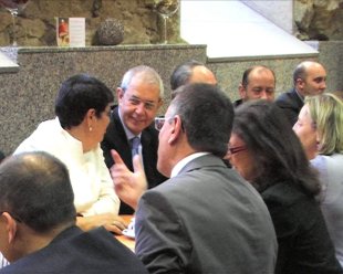 Minutos antes da sesi&oacute;n, os socialistas compart&iacute;an conversa na cafeter&iacute;a do Parlamento