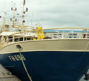 O 'Enxembre', cando se chamaba 'Atalaya', no porto da Coru&ntilde;a / Foto: Shipspotting.com