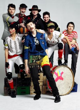 Eugene H&uuml;tz e a troupe de Gogol Bordello