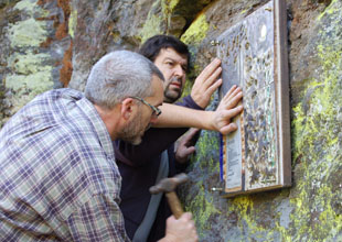 Momento da instalaci&oacute;n da peza de Manolo Caama&ntilde;o