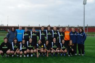 Primeira, arriba pola esquerda, co Orz&aacute;n feminino, equipo co que ascendeu a Primeira Estatal