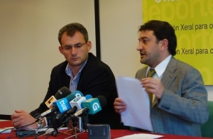 O director xeral para o Deporte, Santiago Dom&iacute;nguez (&aacute; dereita), este martes