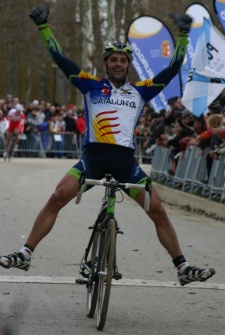 Hermida, chegando &aacute; meta no Campionato Estatal de Ciclicr&oacute;s
