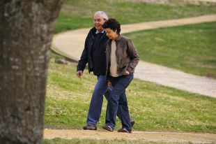 Touri&ntilde;o e a s&uacute;a dona, Esther, pasean polo Monte do Pedroso, en Compostela, na xornada de reflexi&oacute;n