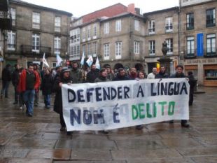 Na tarde do domingo desenvolveuse unha concentraci&oacute;n &aacute;s portas da comisar&iacute;a, pedindo a liberdade dos detidos / Imaxe: Ceivar