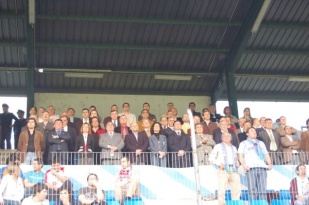 Ao comezo do partido, coa bandeira oficial galega e o palco das autoridades, de p&eacute; mentres soaba o himno