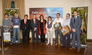 Foto de familia dos premiados e mais representantes dos promotores da campa&ntilde;a