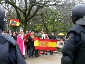 O movemento ridiculista, coa polic&iacute;a en fronte, o 8 de febreiro na Alameda compostel&aacute;
