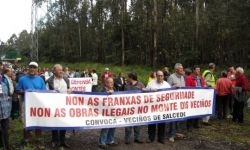 Imaxe da marcha en Salcedo (28-06-2009), cando os veci&ntilde;os Percorreron a p&eacute; os terreos pr&oacute;ximos &aacute; Brilat