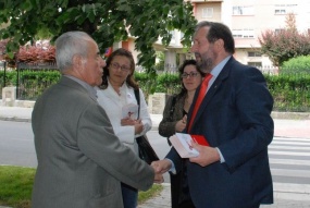 Xos&eacute; Clemente L&oacute;pez Orozco conversa cun veci&ntilde;o durante a pasada campa&ntilde;a electoral