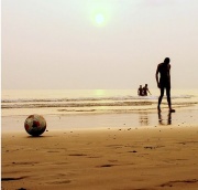 Na praia dos camar&oacute;ns, tam&eacute;n hai un bal&oacute;n de f&uacute;tbol / Flickr: phil h