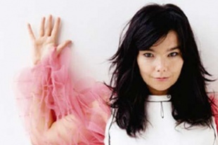 A solista islandesa Bj&ouml;rk cantou &aacute; independencia das Illas Feroe e de Grenlandia